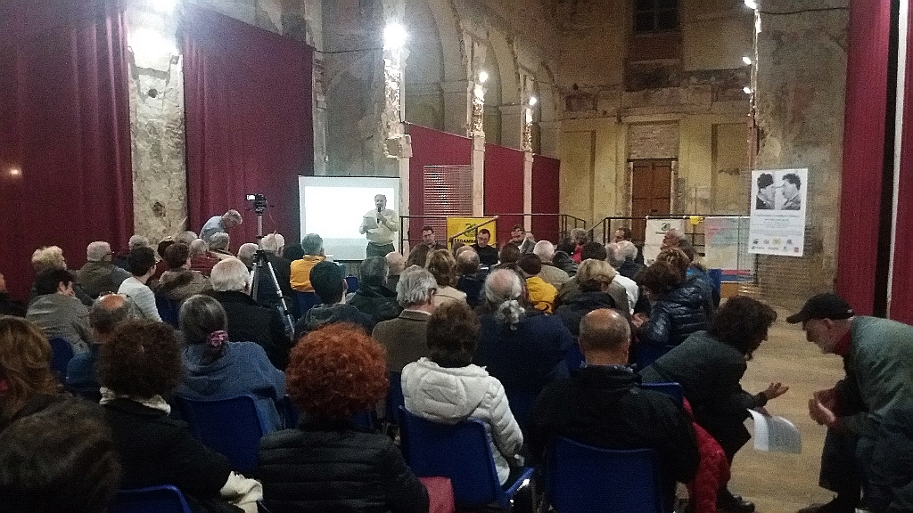 Domanda posta ai Candidati Sindaco di Asti da parte di Giancarlo Dapavo, Presidente del Circolo Legambiente Gaia di Asti. Al Tavolo dei relatori da (sx): Mario Paracchino, Giuseppe Passarino, Marco Devecchi, Angela Quaglia, Massimo Cerruti,  Beppe Rovera [Foto di Andrea Devecchi].