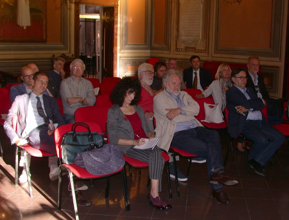 Veduta del folto ed interessato pubblico presente in sala.