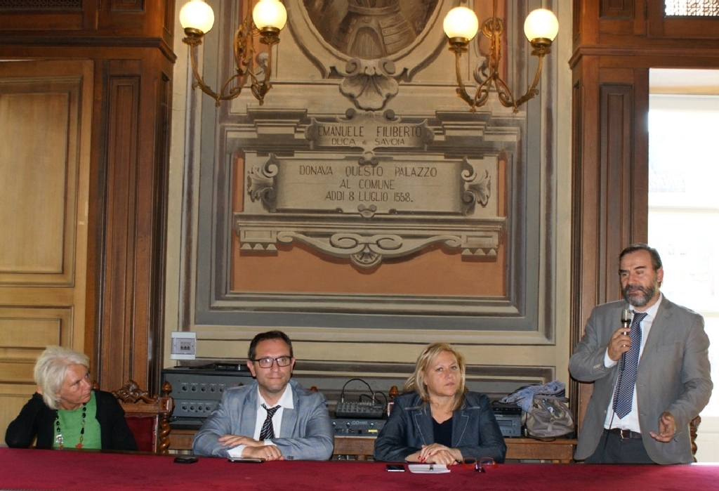 Contributo di riflessioni sulla riattivazione della Linea ferroviaria Asti-Alba da parte di Marco Devecchi del Tavolo tecnico. Nella foto al Tavolo dei relatori da (sx): Giovanna Beccuti (ASP), Marcello Coppo (Assessore del Comune di Asti), Angela Motta (Consiglio regionale del Piemonte) e Marco Devecchi [Foto di Laura Nosenzo].