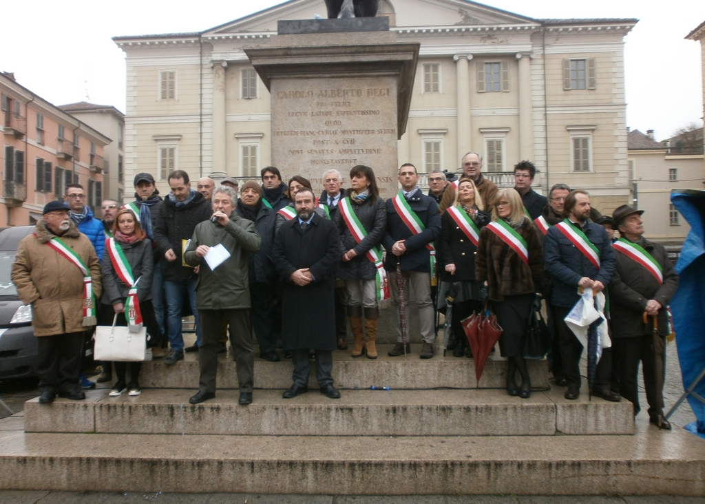 Momento di pubblica mobilitazione per i trasporti ferroviari e la riattivazione delle Linee Casale Monferrato - Vercelli; Casale Monferrato - Mortara e Casale Monferrato - Asti in Piazza Mazzini a Casale Monferrato. Riflessioni da parte del Sindaco di Casale Monferrato, Dott.ssa Titti Palazzetti.