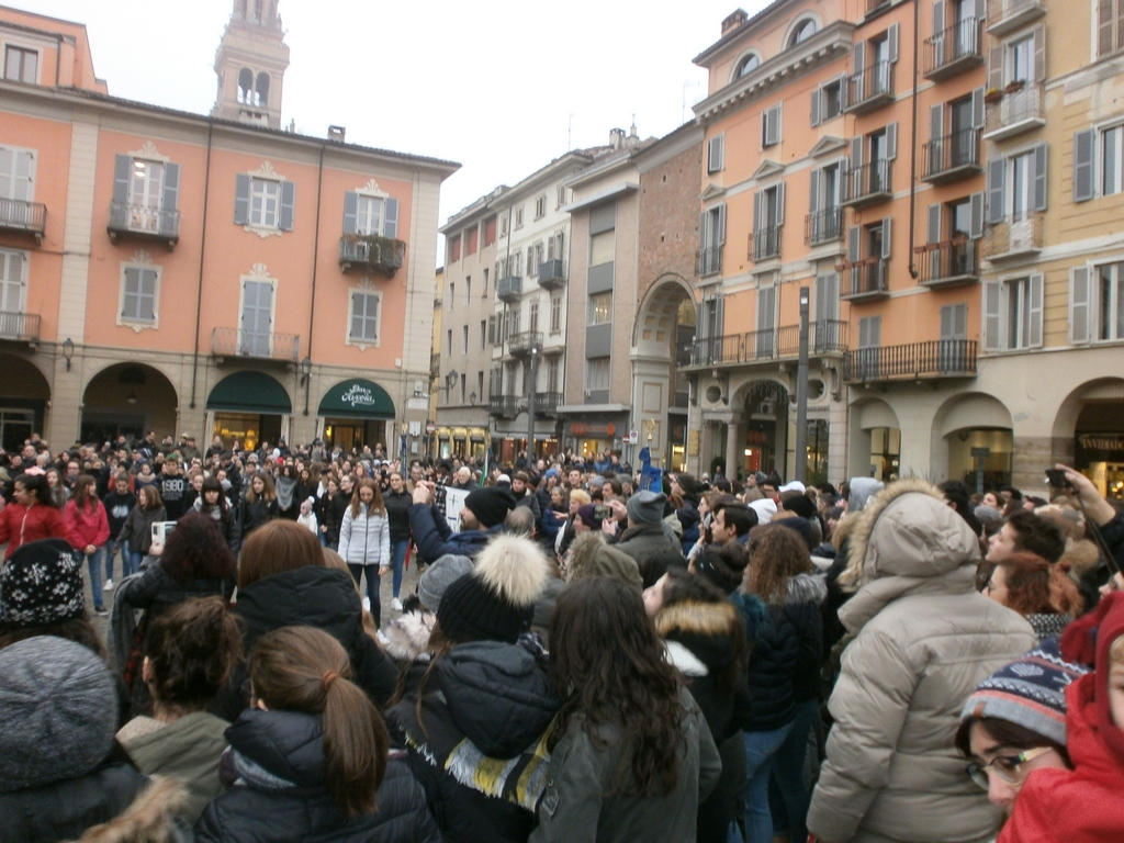 Veduta del numeroso ed interessato pubblico in Piazza Mazzini a Casale Monferrato a sostegno della riattivazione delle Linee ferroviarie Casale Monferrato - Vercelli; Casale Monferrato - Mortara e Casale Monferrato - Asti.