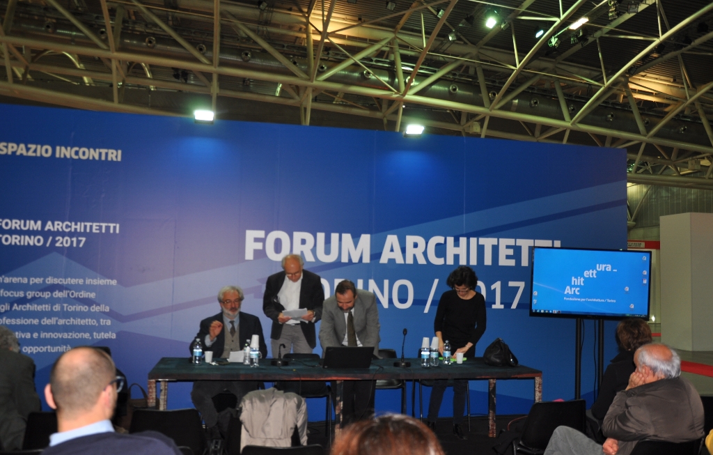 Avvio dell incontro da parte dell Arch. Giovanni Paludi, Vicecoordinatore focus group OAT Pianificazione del paesaggio e VAS [Foto di Patrizia Filippi e Annalisa Savio].