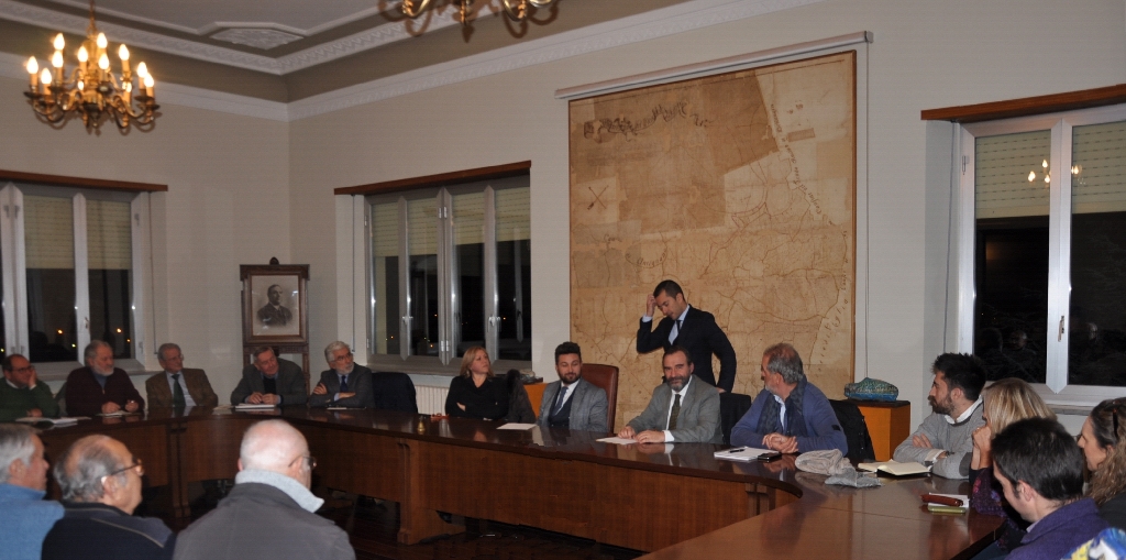 Veduta d insieme del Tavolo dei relatori all incontro pubblico per la riapertura del tratto ferroviario Asti-Alba organizzato dal Tavolo tecnico presso la Sala Consigliare del Municipio di Isola d Asti. Nella foto da (sx): Carlo Mancuso (Sindaco di Castagnole delle Lanze), Giancarlo Dapavo (Presidente del Circolo Legambiente Gaia di Asti), Giovanni Periale (Tavolo tecnico), Roberto Negro (Club UNESCO  di Alba), Domenico Catrambone (Presidente del Tavolo tecnico), Angela Motta (Consiglio regionale del Piemonte), Fabrizio Pace (Sindaco di Isola d Asti), Marco Gabusi (Sindaco di Canelli e Presidente della Provincia di Asti), Marco Devecchi (Tavolo tecnico), Gilberto Balarello (Sindaco di Neive), Rosanna Martini (Assessore ai Trasporti Comune di Alba) e Barbara Baino (Sindaco di Mongardino). [FOTO di Erildo Ferro].