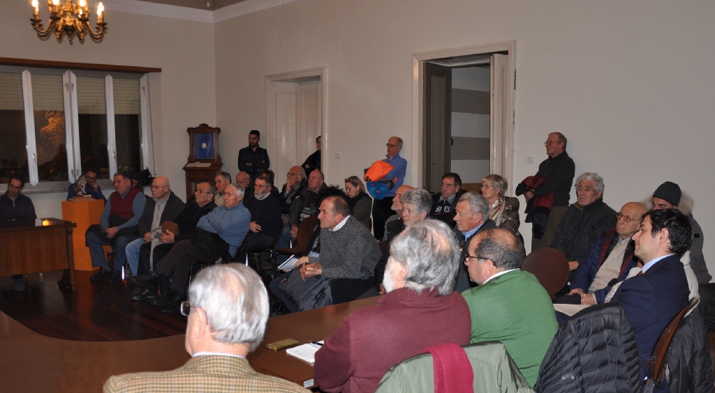 Veduta del folto ed interessato pubblico all incontro per la riapertura del tratto ferroviario Asti-Alba organizzato dal Tavolo tecnico presso la Sala Consigliare del Municipio di Isola d Asti [FOTO di Erildo Ferro].