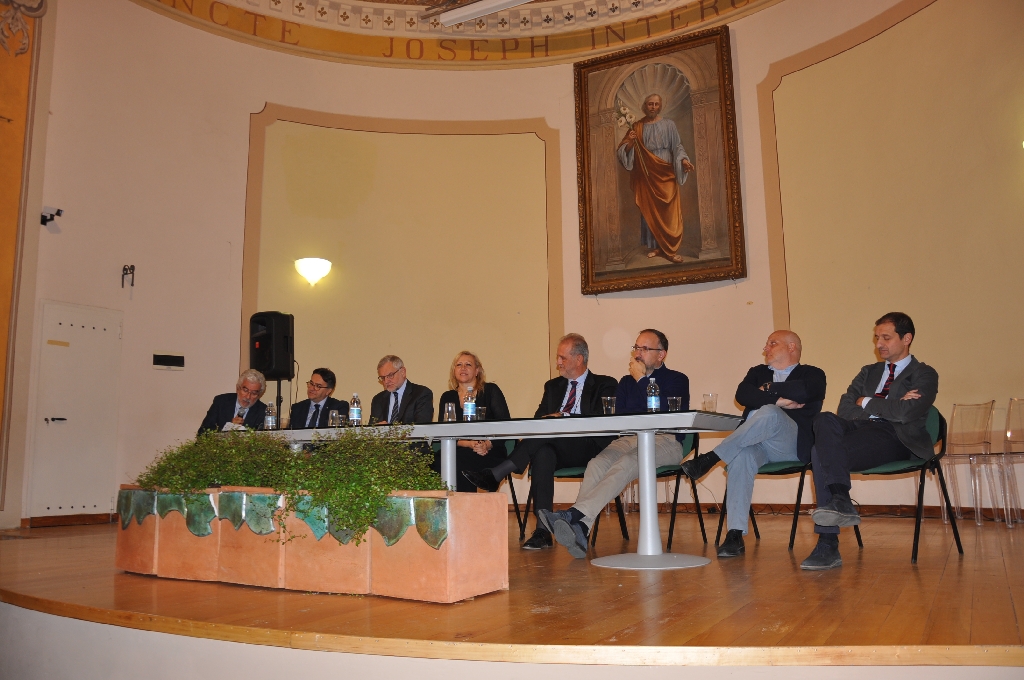 Avvio dei lavori dell Incontro per la riattivazione Linea ferroviaria Asti-Alba a Neive presso l Auditorium San Giuseppe. Lettura della Mozione dei territori UNESCO di Langhe-Roero e Monferrato per la riattivazione della linea ferroviaria Asti-Alba da parte dell Arch. Domenico Catrambone, Presidente Tavolo tecnico. Al Tavolo dei relatori da (sx): Arch. Domenico Catrambone (Presidente del Tavolo tecnico per la riattivazione delle linee ferroviarie dei territori UNESCO), Dott. Roberto Cerrato (Direttore dell Associazione per il Patrimonio dei paesaggi vitivinicoli di Langhe-Roero e Monferrato), Dott. Francesco Balocco (Assessore ai trasporti della Regione Piemonte), Dott.ssa Angela Motta (Consiglio regionale del Piemonte), Dott. Gilberto Balarello (Sindaco di Neive), Dott. Maurizio Rasero (Sindaco di Asti), Dott. Maurizio Marello (Sindaco di Alba) e Ing. Paolo Grassi (Direttore Territoriale RFI Produzione Piemonte-Valle d Aosta).