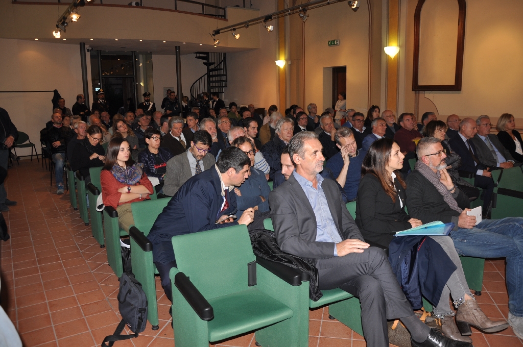 Veduta del numeroso ed interessato pubblico presente in sala.