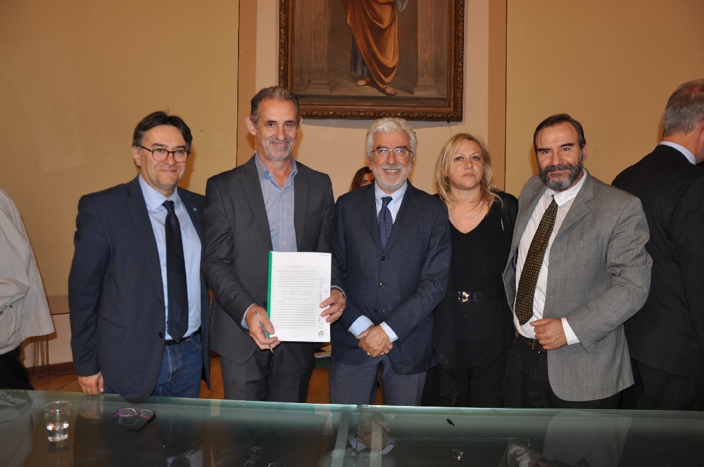 Protocollo d intesa firmato per la riattivazione della Linea ferroviaria Asti-Alba. Nella foto da (sx): Roberto Cerrato e Gianfranco Comaschi, rispettivamente Direttore e Presidente dell Associazione per il Patrimonio dei paesaggi vitivinicoli d Langhe-Roero e Monferato, Domenico Catrambone, Presidente del Tavolo tecnico per la riattivazione delle Linee ferroviarie UNESCO, Angela Motta, membro del Consiglio regionale del Piemonte e Marco Devecchi, Tavolo tecnico.