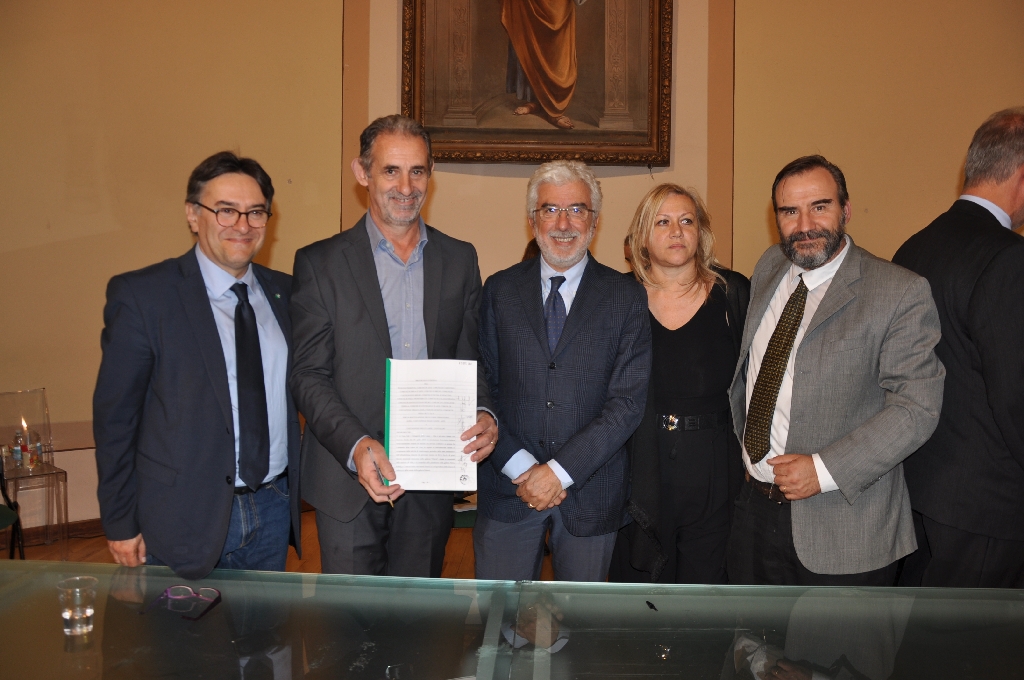 Protocollo d intesa firmato per la riattivazione della Linea ferroviaria Asti-Alba. Nella foto da (sx): Roberto Cerrato e Gianfranco Comaschi, rispettivamente Direttore e Presidente dell Associazione per il Patrimonio dei paesaggi vitivinicoli d Langhe-Roero e Monferato, Domenico Catrambone, Presidente del Tavolo tecnico per la riattivazione delle Linee ferroviarie UNESCO, Angela Motta, membro del Consiglio regionale del Piemonte e Marco Devecchi, Tavolo tecnico.