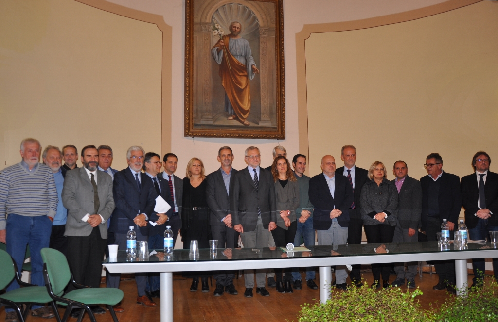 Foto ricordo al termine dell incontro di sottoscrizione del Protocollo d intesa per la riattivazione della Linea ferroviaria Asti-Alba. Nell immagine da (sx): Aldo Pavanello, Giancarlo Dapavo, Mario Didier, Gianni Borriero, Domenico Catrambone, Roberto Cerrato, Paolo Grassi, Angela Motta, Gianfranco Comaschi, Francesco Balocco, Massimo Badino, Maurizio Marello, Gilberto Balarello, Rosanna Martini, Calo Mancuso e Mario Zoppi [Foto di Francesca Pinaffo].