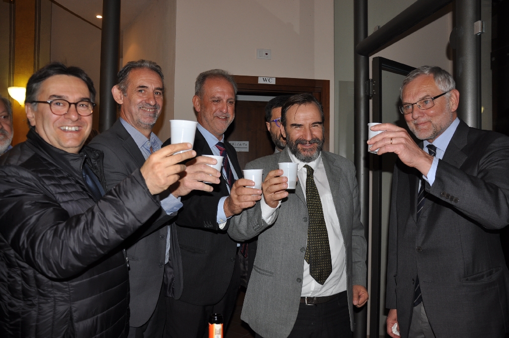 Brindisi benaugurale per la riattivazione della ferrovia al termine della sottoscrizione del Protocollo. Nella foto: Roberto Cerrato, Gianfranco Comaschi, Gilberto Balarello, Marco Devecchi e Francesco Balocco.