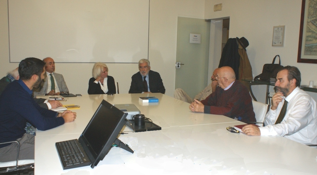 Foto della riunione operativa del Tavolo tecnico presso l ASP di Asti. Nell immagine da (SX): Mirko Grieco Vice Sindaco di Isola d Asti, Giacarlo Boglietti (Associazione Aleramo), Paolo Golzio (Amministratore delegato ASP di Asti), Giovanna Beccuti (Presidente ASP di Asti), Domenico Catrambone (Presidente Tavolo tecnico ferrovie), Alessandro Mortarino (Stop al Consumo di Territorio), Erildo Ferro e Marco Devecchi (Osservatorio del Paesaggio per il Monferato e l Astigiano) [Foto di Laura Nosenzo].