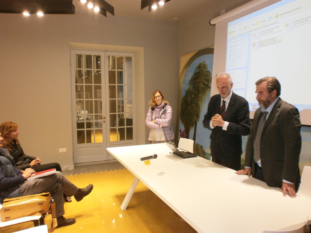 Avvio della Conferenza da parte del Prof. Mauro Mariotti. Al Tavolo dei relatori: Prof.ssa Francesca Mazzino e Prof. Marco Devecchi [Foto di Andrea Devecchi].