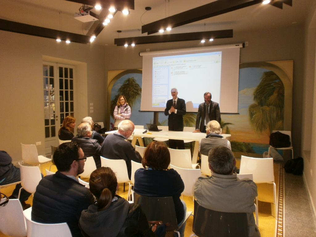 Avvio della Conferenza da parte del Prof. Mauro Mariotti. Al Tavolo dei relatori: Prof.ssa Francesca Mazzino e Prof. Marco Devecchi [Foto di Andrea Devecchi].