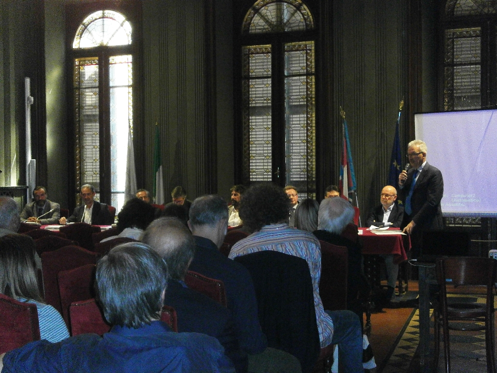 Veduta del folto ed interessato pubblico presente al Convegno su "Il paesaggio culturale e rurale di Langhe-Roero. Un territorio plasmato dal costante lavoro dell uomo", Sala del Consiglio comunale della Città di Alba, venerdì 26 maggio 2017. Introduce la conferena e modera gli interventi il Dott. Roberto Cerrato, Fondatore del Centro studi sul paesaggio culturale di Langhe-Roero e Direttore dell Associazione per il Patrimonio dei Paesaggi vitivinicoli di Langhe-Roero e Monferrato.