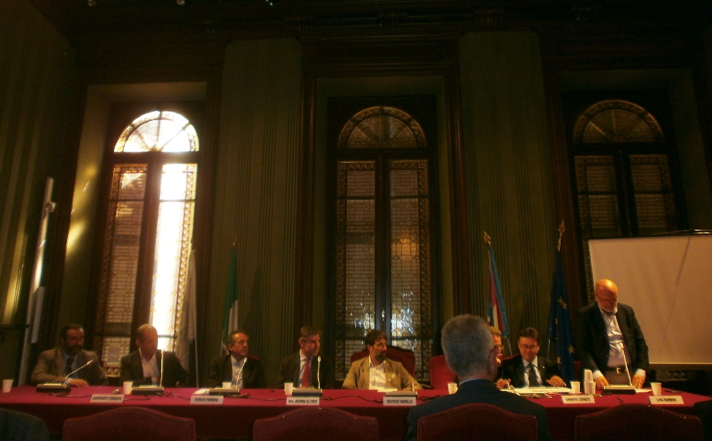 Saluto del Presidente Luigi Barbero dell Ente Turismo Alba-Bra, Langhe e Roero. Tavolo dei relatori: Prof. Marco Devecchi, Dott. Gianfranco Comaschi, Agr. Giorgio Ferrero, Sen. Andrea Olivero, Avv. Aldo Rossetto, Dott. Roberto Cerrato e Dott. Luigi Barbero.