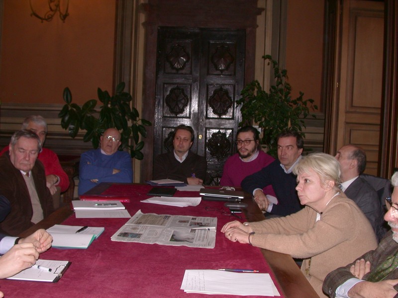 Partecipanti al Tavolo tecnico per la riattivazione delle linee ferroviarie dell Astigiano e dei territori UNESCO. Da (sx in senso orario) Dott. Roberto Negro (Club UNESCO di Alba), Dott. Pippo Sacco (Società di Studi Astesi), Prof. Erildo Ferro (Osservatorio del Paesaggio per il Monferrato e l Astigiano), Arch. Fabio Muso (Ordine degli Architetti di Asti), Emanuele Bisagno (Associazione Commercianti Nizza), Andrea Fossa (Associazione Via Merum), Dott. Paolo Golzio (Amministratore ASP di Asti), Dott.ssa Giovanna Beccuti (Presidente ASP di Asti) e Arch. Domenico Catrambone (Presidente del Tavolo tecnico) [Foto di Giancarlo Dapavo].