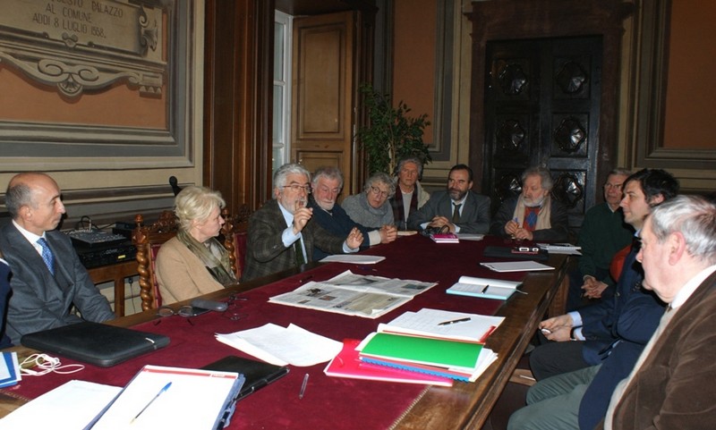 Foto dei partecipanti all incontro di insediamento del Tavolo tecnico per la riattivazione delle linee ferroviarie dell Astigiano e dei territori UNESCO, presieduto dall Arch. Domenico Catrambone [Foto di Laura Nosenzo].