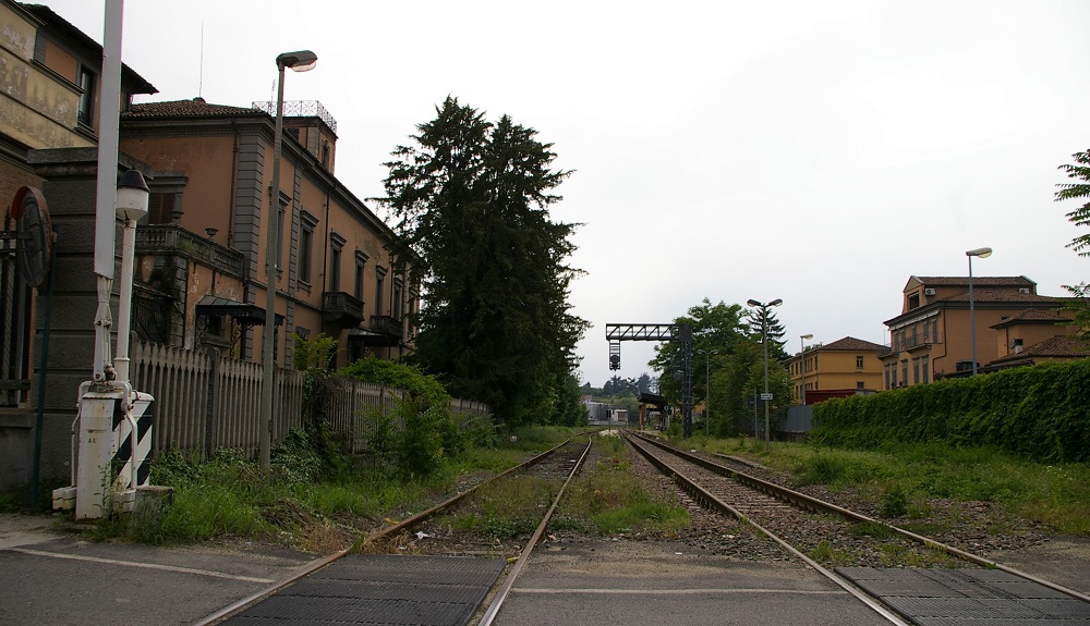 Veduta della stazione ferroviaria di Canelli, quale infrastruttura di importanza strategica per una mobilità sostenibile dei territori UNESCO  di Langhe-Roero e Monferrato.