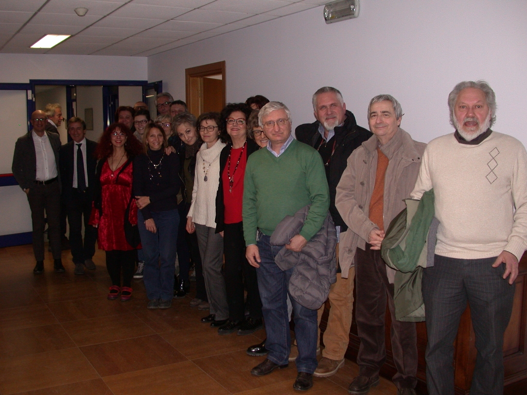 Foto ricordo al termine della riunione di lavoro. Nell immagine da (sx): Domenico Calì, Alberto Testa, Irina Mantello, Simona Straforini, Maria Cristina Baracco, Maura Cucchi Osano, Carlo Raschio, Edi Giovanna Accornero, Paolo Montrucchio, Marco Pesce, Emma Maria Zelaschi, Fiammetta Penna, Ida Grossi, Angelo Porta, Anna Ceria, Cristina Chialvi, Massimo Pasciuta, Ubaldo Uberti e Giancarlo Dapavo.