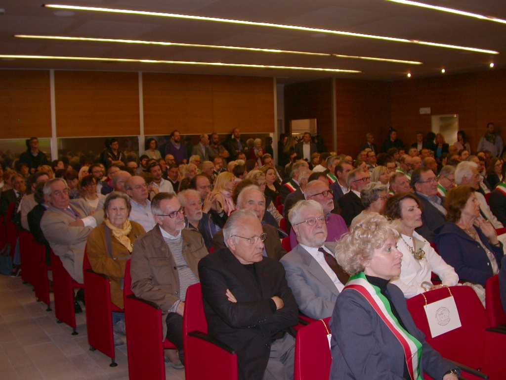 Veduta del folto ed interessato pubblico presente alla Cerimonia di consegna della Quarta edizione dell Omaggio "Langhe-Roero e Monferrato: onde di bellezza e geometrie coltive nei paesaggi e nei paesi del vino" presso il Castello di Grinzane Cavour.