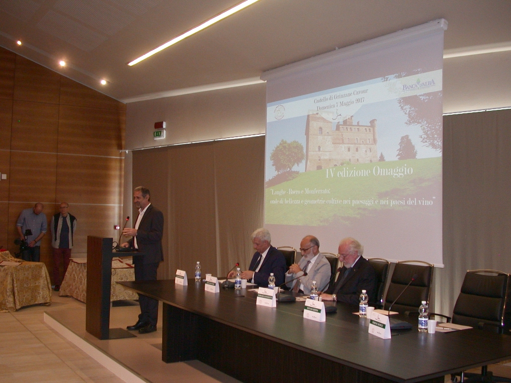 Saluto introduttivo da parte del Presidente Gianfranco Comaschi dell Associazione per il Patrimonio dei paesaggi vitivinicoli di Langhe-Roero e Monferrato.