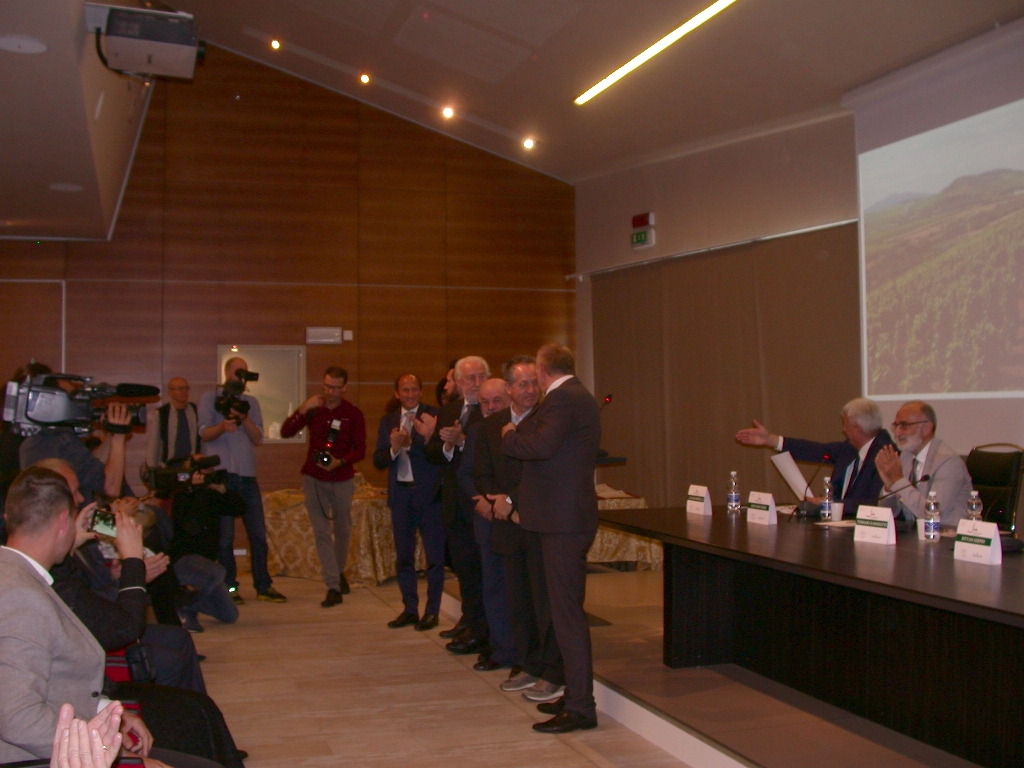 Omaggio a Ferenc Koncz, sindaco di Szerencs ed ex membro del Parlamento nazionale ungherese.