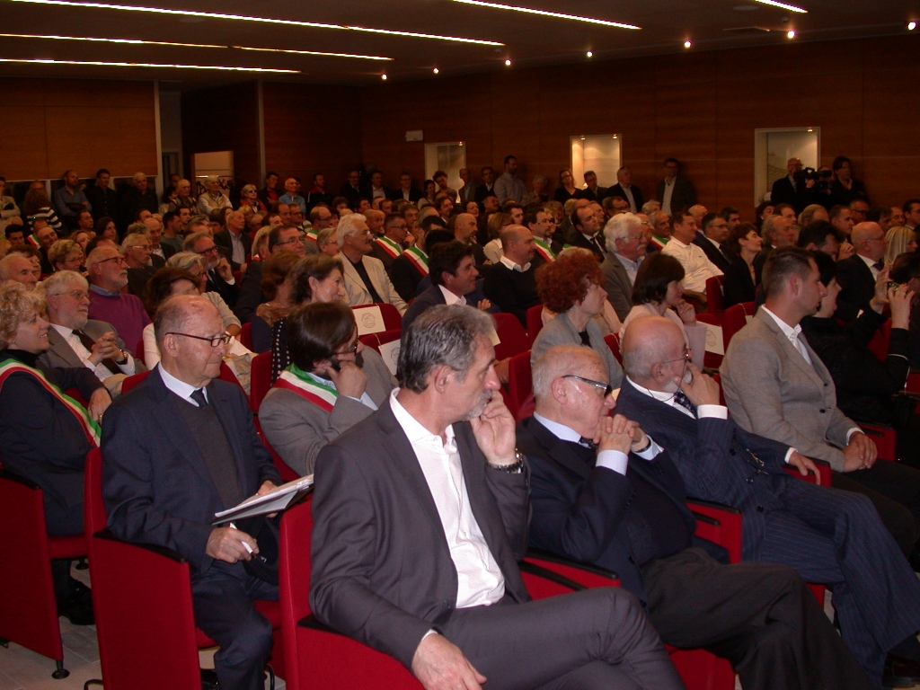 Veduta del folto ed interessato pubblico presente alla Cerimonia di consegna della Quarta edizione dell Omaggio "Langhe-Roero e Monferrato: onde di bellezza e geometrie coltive nei paesaggi e nei paesi del vino" presso il Castello di Grinzane Cavour.
