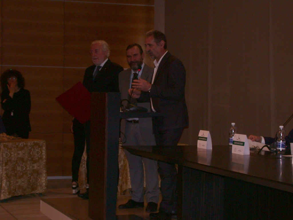 Illustrazione delle motivazioni del Premio al vigneto Gaggina a Montaldo Bormida dell Azienda di Massimo Davì da parte di Gianfranco Comaschi (Presidente dell Associazione per il Patrimonio dei paesaggi vitivinicoli di Langhe-Roero e Monferrato [Foto di Francesco Devecchi].