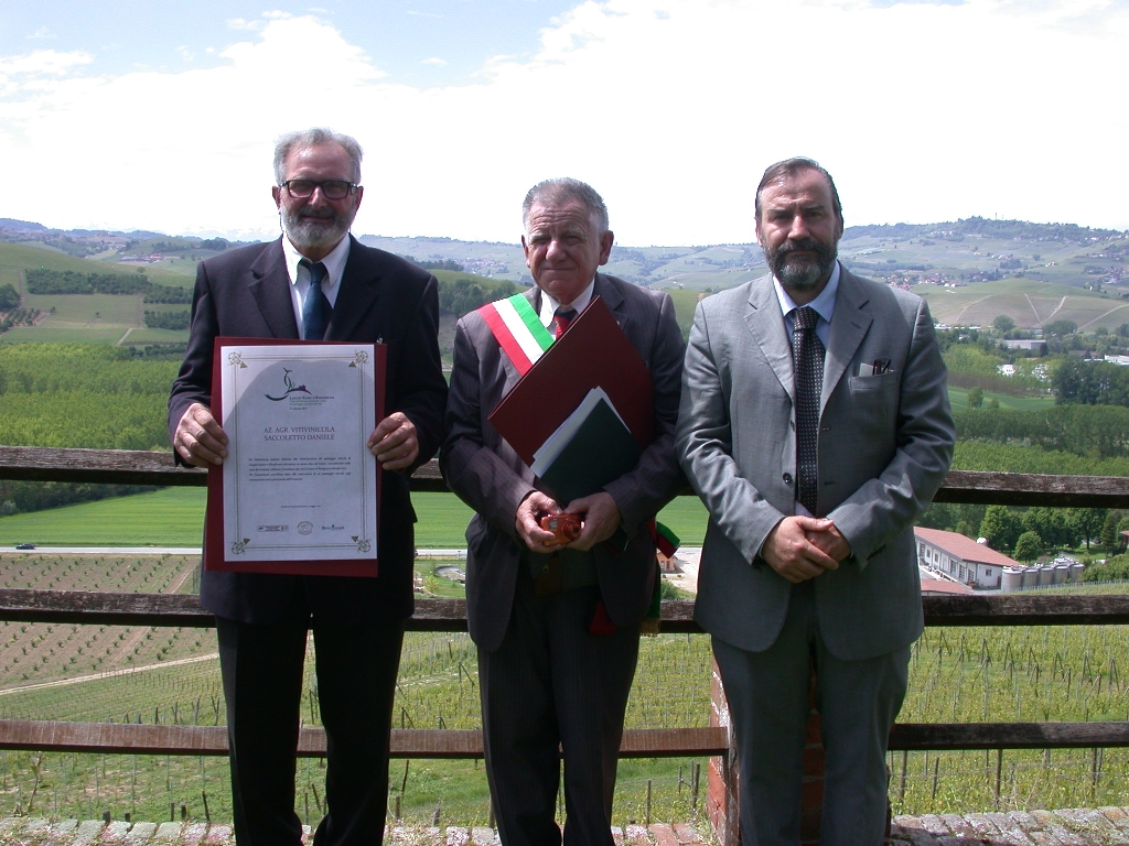 Foto ricordo con il Sig. Daniele Saccoletto (proprietario del vigneto Cornalasca a Rosignano Monferrato), Marco Devecchi (Osservatorio del Paesaggio per il Monferrato e l Astigiano), e il Sindaco Pietro Dallera  di San Giorgio Monferrato [Foto di Francesco Devecchi].