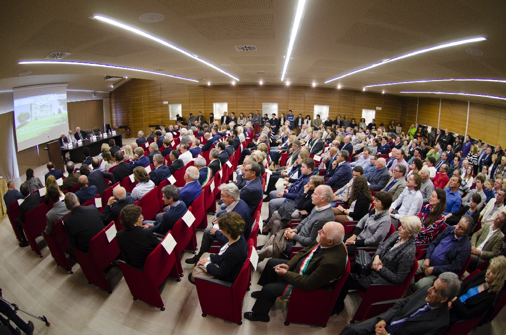 Veduta del folto ed interessato pubblico presente alla Cerimonia di consegna della Quarta edizione dell Omaggio "Langhe-Roero e Monferrato: onde di bellezza e geometrie coltive nei paesaggi e nei paesi del vino" presso il Castello di Grinzane Cavour [Foto di Maurizio Milanesio].