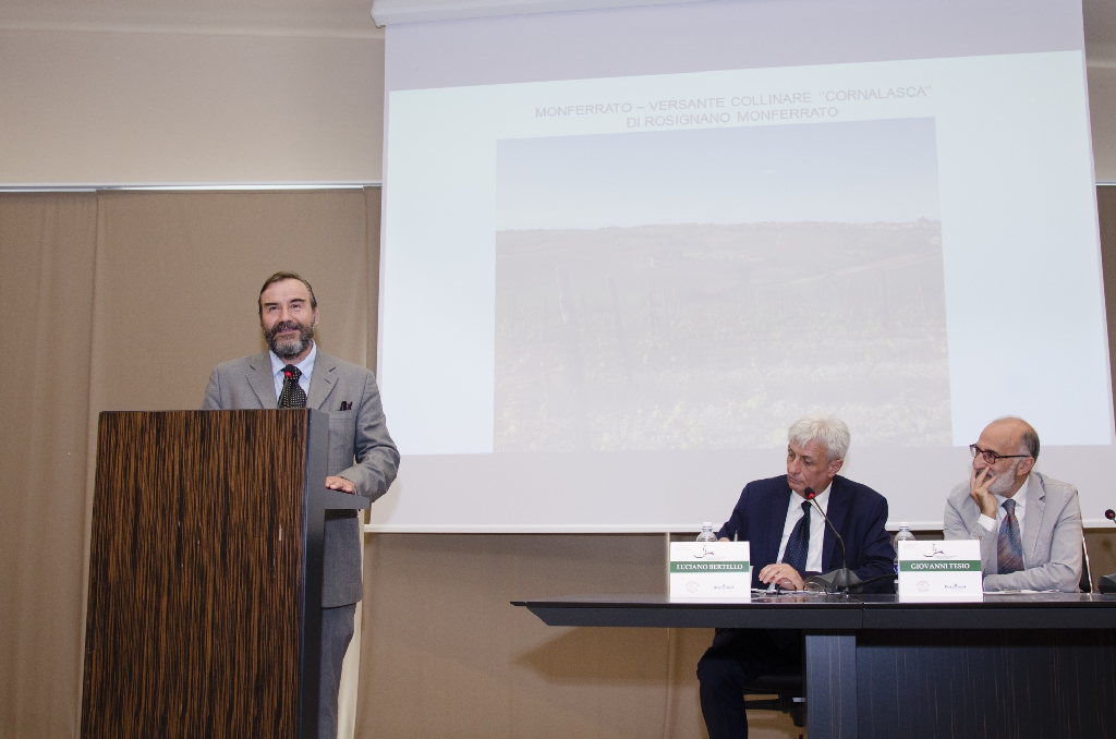 Illustrazione delle motivazioni del Premio al vigneto Cornalasca a Rosignano Monferrato dell Azienda Saccoletto di San Giorgio Monferrato da parte di Marco Devecchi (Presidente dell Osservatorio del Paesaggio per il Monferrato e l Astigiano) [Foto di Maurizio Milanesio].