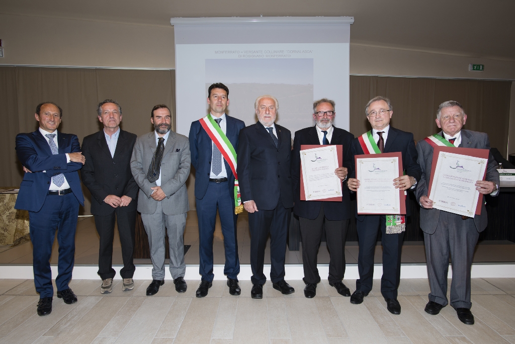 Foto ricordo con il Premiato, Sig. Daniele Saccoletto, proprietario del vigneto Cornalasca a Rosignano Monferrato. Nell immagine da (sx): Dott. Riccardo Corino (Banca d Alba), Assessore Giorgio Ferrero all Agricoltura (Regione Piemonte), Prof. Marco Devecchi (Osservatorio del Paesaggio per il Monferrato e l Astigiano), Senatore Tomaso Zanoletti, Sig. Daniele Saccoletto, Dott. Cesare Chiesa (Sindaco di Rosignano Monferrato) e Dott. Pietro Dallera (Sindaco di San Giorgio Monferrato) e il Sindaco Pietro Dallera  di San Giorgio Monferrato [Foto di Maurizio Milanesio].