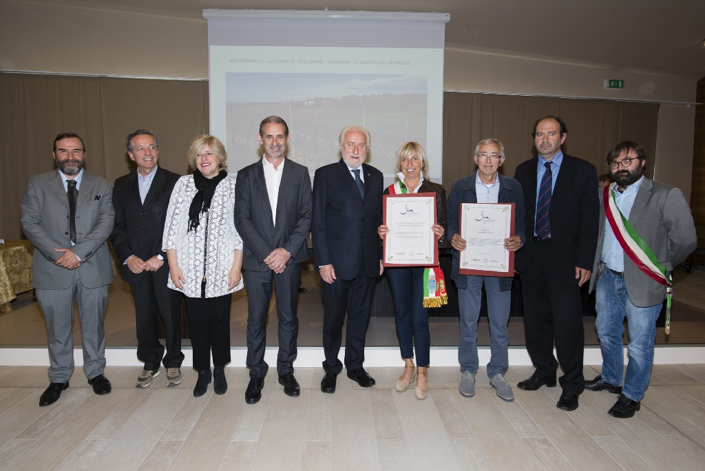 Foto ricordo della consegna dell omaggio al Azienda di di Massimo Davì a Montaldo Bormida.  Nell immagine da (sx): Prof. Marco Devecchi (Osservatorio del Paesaggio per il Monferrato e l Astigiano), Assessore Giorgio Ferrero all Agricoltura (Regione Piemonte), Assessore Antonella Parigi alla Cultura (Regione Piemonte), Dott. Gianfranco Comaschi (Presidente dell Associazione per il Patrimonio dei paesaggi vitivinicoli di Langhe-Roero e Monferrato), Senatore Tomaso Zanoletti, Avv. Barbara Ravera (Sindaco di Montaldo Bormida), Rappresentante dell Azienda, Massimo Davì e Rappresentante  Cooperativa Tre Castelli di Montaldo Bormida [Foto di Maurizio Milanesio].