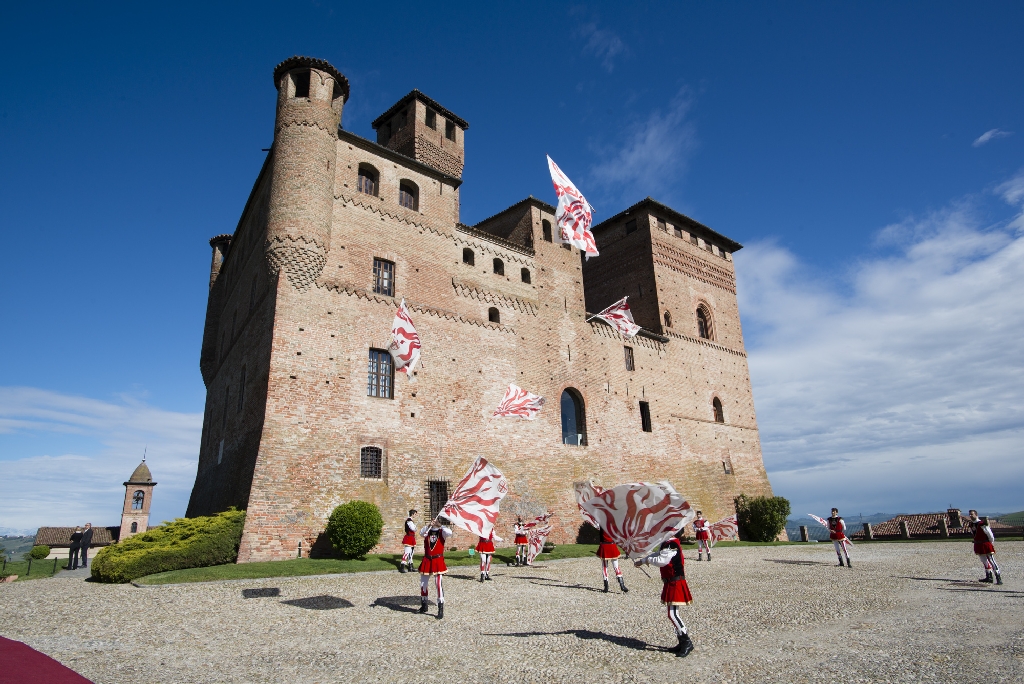 Veduta dello splendido Castello di Grinzane Cavour, sede Enoteca Regionale Piemontese Cavour e della Cerimonia di consegna della Quarta edizione dell Omaggio "Langhe-Roero e Monferrato: onde di bellezza e geometrie coltive nei paesaggi e nei paesi del vino" [Foto di Maurizio Milanesio].