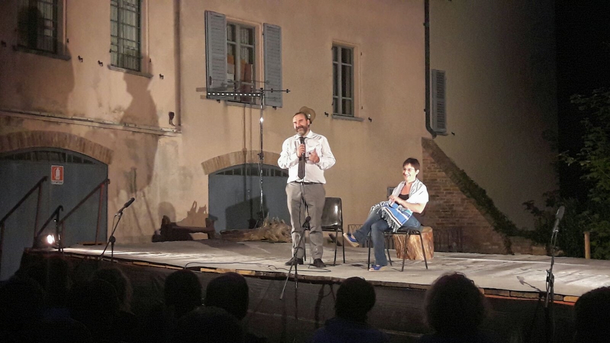 Avvio dello spettacolo teatrale il "Folle volo" con la "Pillola di paesaggio" di Marco Devecchi in compagnia sul palco di Paola Borrione [FOTO di Matteo Devecchi].