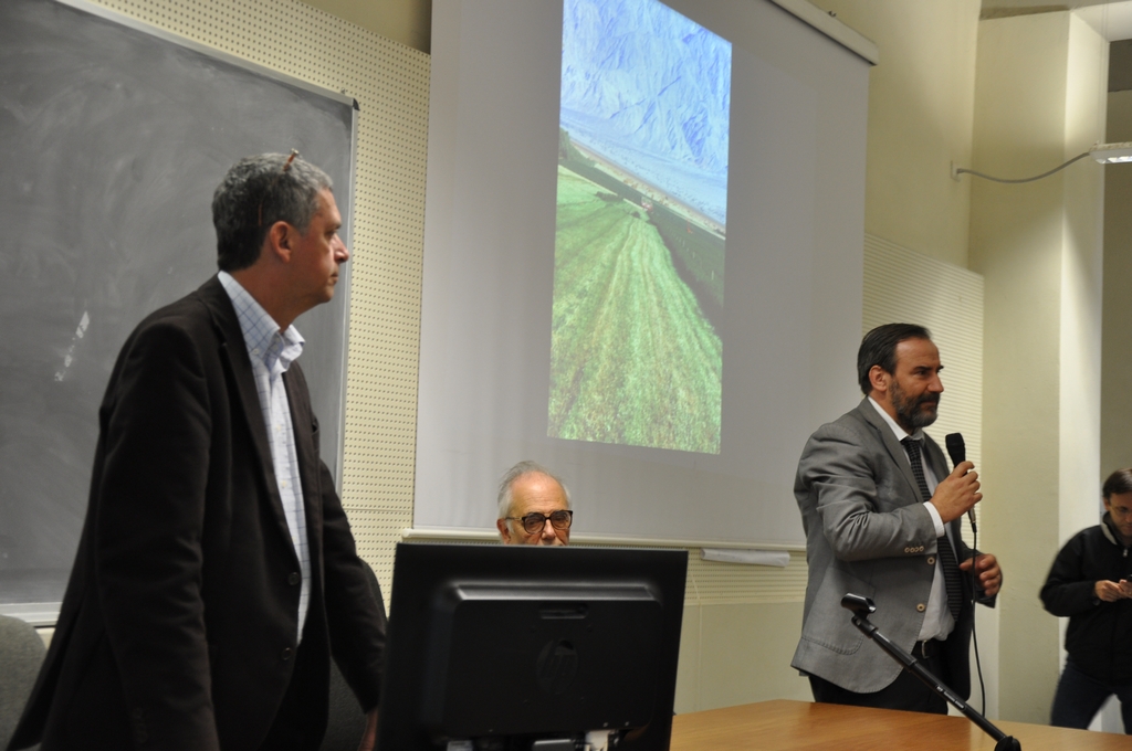 Avvio dell incontro di ricordo del Prof. Paolo De Benedetti da parte del Prof. Marco Devecchi con la Conferenza introduttiva da parte del Prof. Roberto Jona sul tema degli alberi nella Bibbia [Foto di Francesco Devecchi].