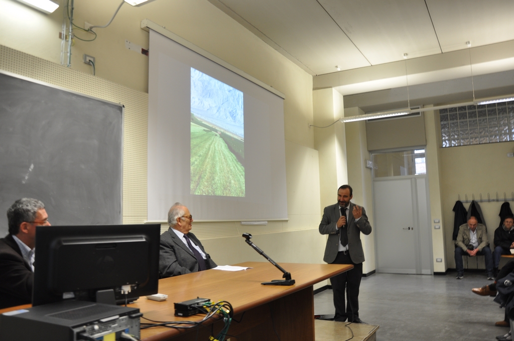 Introduzione della relazione del Prof. Roberto Jona da parte del Prof. Marco Devecchi (Osservatorio del paesaggio per il Monferrato e l Astigiano) [Foto di Francesco Devecchi].