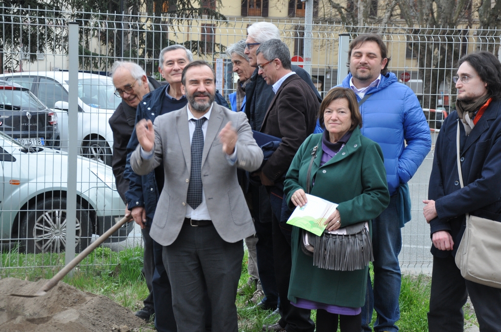 Applauso al termine del discorso della Dott.ssa Maria De Benedetti da parte dei partecipanti alla cerimonia di piantagione dell albero alla memoria di Paolo De Benedetti [Foto di Gilberto Berlinghieri].