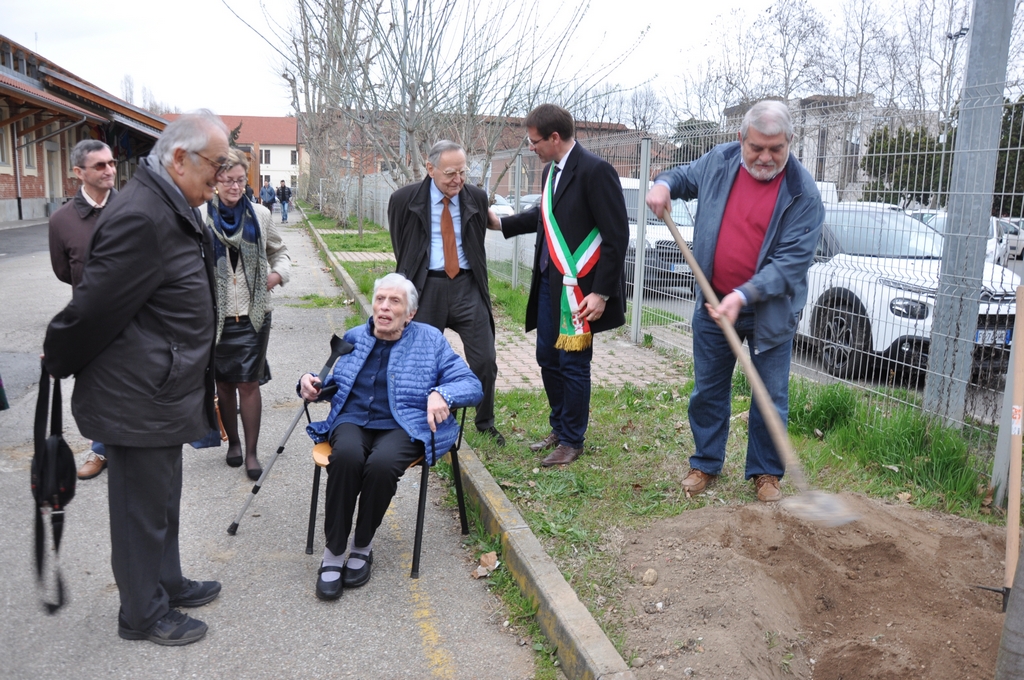 Contributo alla messa a dimora del tiglio a memoria del Prof. Paolo De Benedetti da parte di Pippo Sacco, Presidente dell Associazione di Studi Astesi [Foto di Gilberto Berlinghieri].