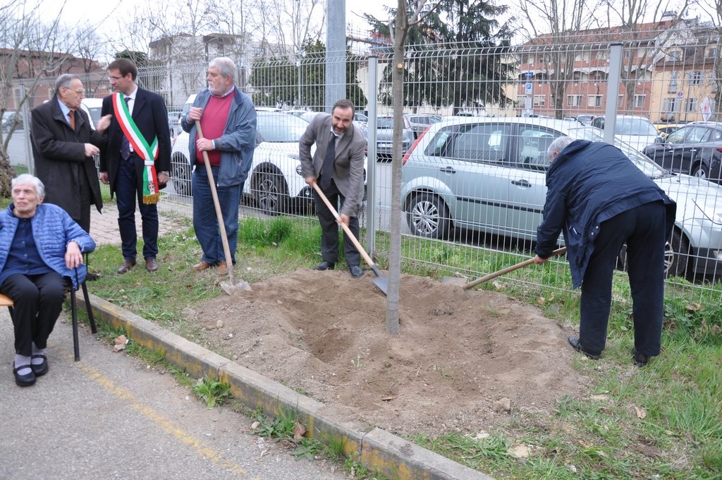 Contributo alla messa a dimora del tiglio a memoria del Prof. Paolo De Benedetti da parte di Marco Devecchi (Osservatorio del Paesaggio per il Monferrato e l Astigiano) e Giorgio Baldizzone (Associazione Villa Paolina /WWF-Asti) [Foto del Dott. Roberto Lanza].