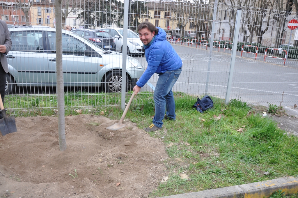 Contributo alla messa a dimora del tiglio a memoria del Prof. Paolo De Benedetti da parte del Ing. Riccardo Palma [Foto del Dott. Roberto Lanza].