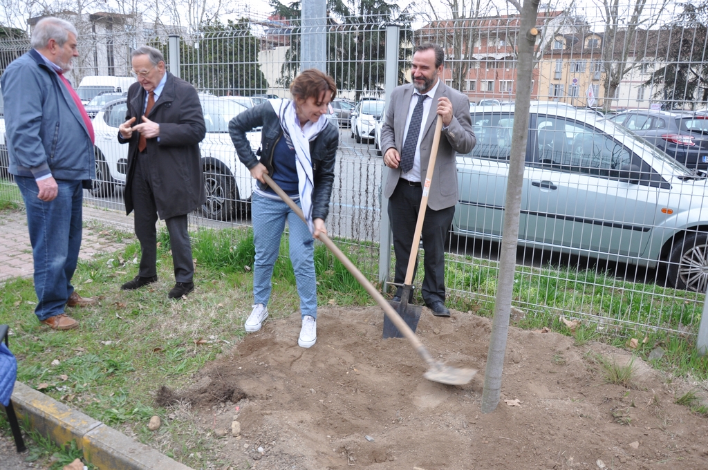 Contributo alla messa a dimora del tiglio a memoria del Prof. Paolo De Benedetti da parte di Paola Grattarola (Associazione ETHICA) [Foto del Dott. Roberto Lanza].