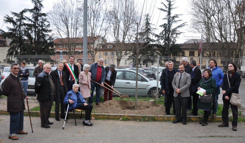 Momento della Cerimonia di messa a dimora dell albero alla memoria del Prof. Paolo De Benedetti alla presenza delle autorità cittadine, degli amici astigiani e della sorella Maria De Benedetti [Foto di Gilberto Berlinghieri].