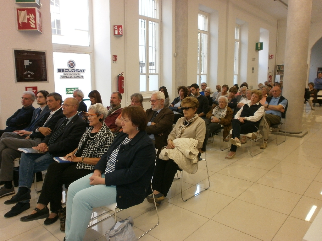 Veduta del folto ed interessato pubblico presente in sala alla presentazione del volume curato da Franco Correggia su "Alla scoperta del romanico astigiano. Monferrato, Chierese, Colline del Po e Langa Astigiana: itinerari tra arte e natura" [Foto di Lara Vaglienti].
