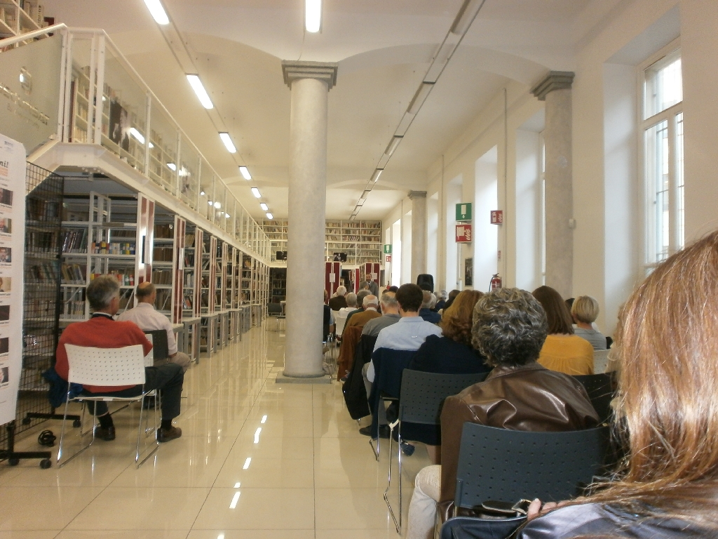 Veduta del folto ed interessato pubblico presente in sala alla presentazione del volume curato da Franco Correggia su "Alla scoperta del romanico astigiano. Monferrato, Chierese, Colline del Po e Langa Astigiana: itinerari tra arte e natura" [Foto di Lara Vaglienti].