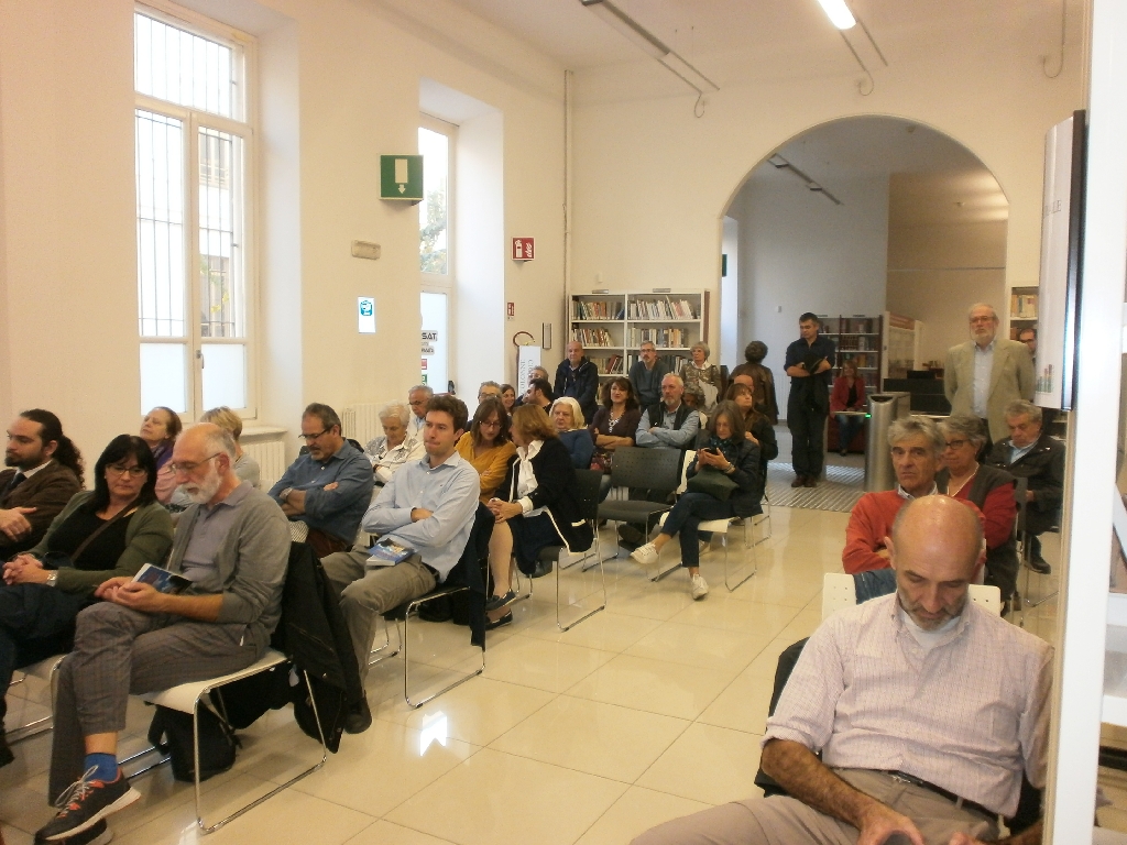 Veduta del folto ed interessato pubblico presente in sala alla presentazione del volume curato da Franco Correggia su "Alla scoperta del romanico astigiano. Monferrato, Chierese, Colline del Po e Langa Astigiana: itinerari tra arte e natura" [Foto di Lara Vaglienti].