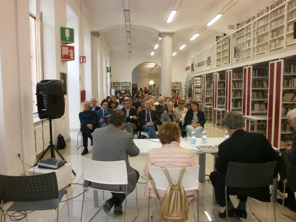 Veduta del folto ed interessato pubblico presente in sala alla presentazione del volume curato da Franco Correggia su "Alla scoperta del romanico astigiano. Monferrato, Chierese, Colline del Po e Langa Astigiana: itinerari tra arte e natura" [Foto di Lara Vaglienti].