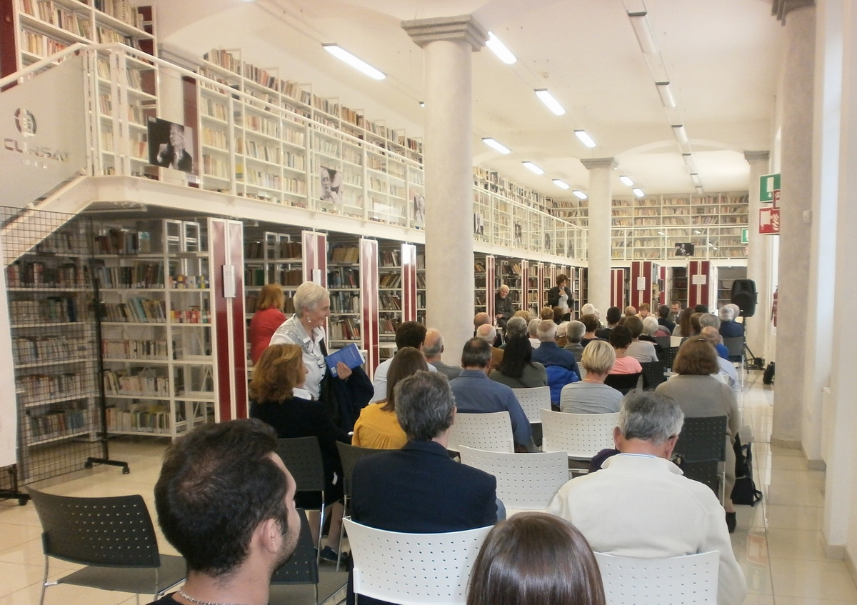 Veduta della Sala Conferenze all interno della Biblioteca astense.