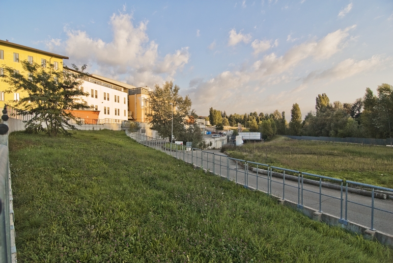 Veduta delle estese aree verdi circostanti l Ospedale Cardinal Massaia di Asti, oggetto di interesse per la realizzazione di un innovativo "Parco della Salute", quale eccellenza dei percorsi di guarigione della struttura ospedaliera astigiana [Foto di Tiziana Valente].