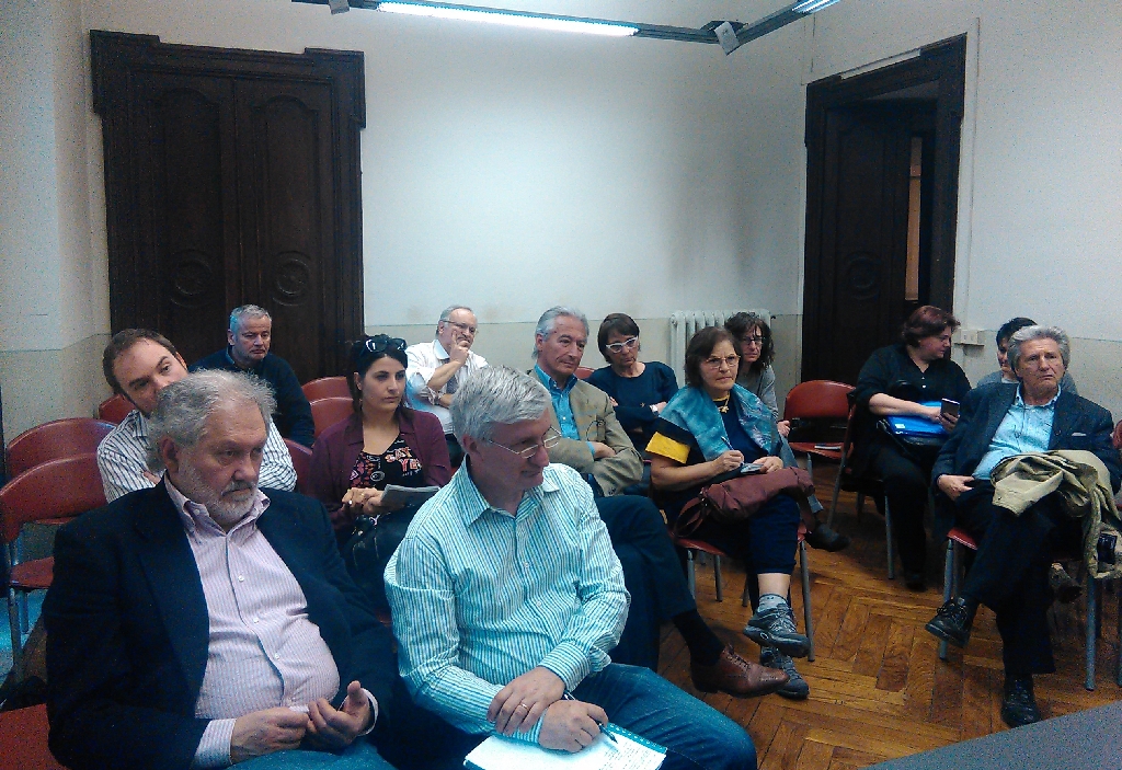 Momento di discussione e confronto in occasione dell incontro di lavoro per l organizzazione del Convegno di alto profilo scientifico e tecnico-progettuale sul nuovo "Parco della salute" dell Ospedale Cardinal Massaia di Asti, tenutosi presso la sede dell Ordine degli Architetti della Provincia di Asti, a cui ha partecipato il Direttore generale dell ASL di Asti, Dott.ssa Ida Grossi [Foto di Angelo Porta].